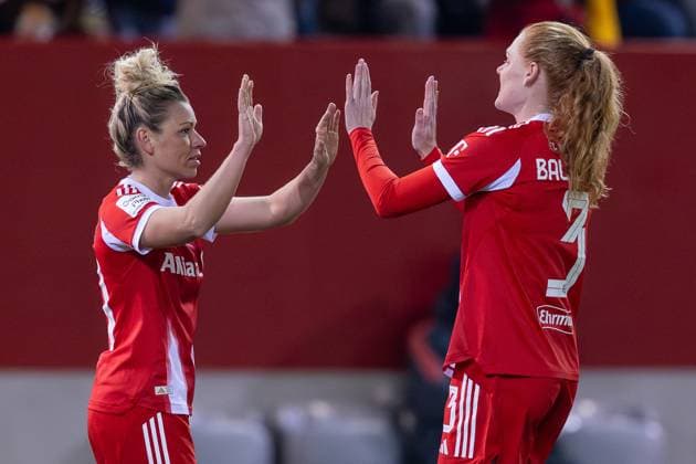Abklatschen von Linda Dallmann (FC Bayern Muenchen Frauen, 10) und Stine Ballisager Pedersen (FC Bayern Muenchen Frauen, 03) nach dem Eigentor Tor von Tomke Schneider (1. FC Union Berlin, 02) - nicht im Bild - zum 4:0 GER, FC Bayern Muenchen Frauen vs. 1. FC Union Berlin, Fussball, Google Pixel Frauen-Bundesliga, 10. Spieltag, Saison 2025 2026, 07.11.2025. (DFL DFB REGULATIONS PROHIBIT ANY USE OF PHOTOGRAPHS as IMAGE SEQUENCES and or QUASI-VIDEO). GER, FC Bayern Muenchen Frauen vs. 1. FC Union Berlin, Fussball, Google Pixel Frauen-Bundesliga, 10. Spieltag, Saison 2025 2026, 07.11.2025. Muenchen Copyright: xEibner-Pressefoto HeikexFeinerx EP_HFR