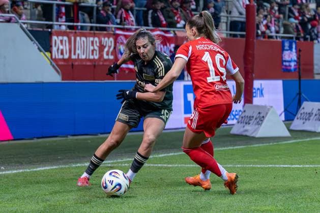 Kampf um den Ball Zweikampf zwischen Marina Georgieva (1. FC Union Berlin, 16) und Katharina Naschenweng (FC Bayern Muenchen Frauen, 19) GER, FC Bayern Muenchen Frauen vs. 1. FC Union Berlin, Fussball, Google Pixel Frauen-Bundesliga, 10. Spieltag, Saison 2025 2026, 07.11.2025. (DFL DFB REGULATIONS PROHIBIT ANY USE OF PHOTOGRAPHS as IMAGE SEQUENCES and or QUASI-VIDEO). GER, FC Bayern Muenchen Frauen vs. 1. FC Union Berlin, Fussball, Google Pixel Frauen-Bundesliga, 10. Spieltag, Saison 2025 2026, 07.11.2025. Muenchen Copyright: xEibner-Pressefoto HeikexFeinerx EP_HFR