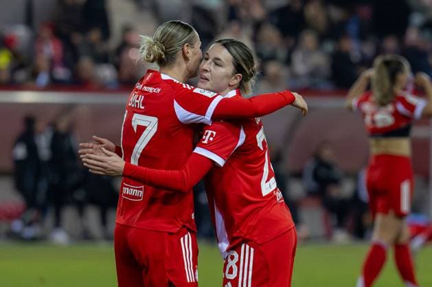 Umarmung von Klara Buehl (FC Bayern Muenchen Frauen, 17) mit Barbara Dunst (FC Bayern Muenchen Frauen, 28) nach Spielende GER, FC Bayern Muenchen Frauen vs. 1. FC Union Berlin, Fussball, Google Pixel Frauen-Bundesliga, 10. Spieltag, Saison 2025 2026, 07.11.2025. (DFL DFB REGULATIONS PROHIBIT ANY USE OF PHOTOGRAPHS as IMAGE SEQUENCES and or QUASI-VIDEO). GER, FC Bayern Muenchen Frauen vs. 1. FC Union Berlin, Fussball, Google Pixel Frauen-Bundesliga, 10. Spieltag, Saison 2025 2026, 07.11.2025. Muenchen Copyright: xEibner-Pressefoto HeikexFeinerx EP_HFR