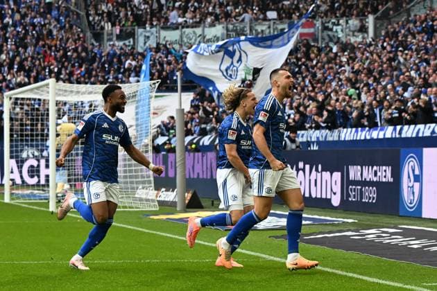 Hasan Kurucay (FC Schalke 04) Torjubel, jubelt mit seiner Mannschaft nach dem Treffer zum 1:0 waehrend des Spiels der 2. Bundesliga zwischen FC Schalke 04 und SV Elversberg, Veltins-Arena am 08. November 2025 in Gelsenkirchen, Deutschland. (Foto von Ralf Treese DeFodi Images) +++ Hasan Kurucay (FC Schalke 04) celebrates after scoring his team?s first goal with teammates during the 2. Bundesliga match between FC Schalke 04 and SV Elversberg at Veltins-Arena on November 8, 2025 in Gelsenkirchen, Germany. (Photo by Ralf Treese DeFodi Images) (Photo by Ralf Treese DeFodi Images) Hasan Kurucay FC Schalke 04 celebrates after scoring his team?s first goal with teammates during the 2 Bundesliga match between FC Schalke 04 and SV Elversberg, Veltins Arena on November 08, 2025 in Gelsenkirchen, Germany, Germany Photo by Ralf Treese DeFodi Images Hasan Kurucay FC Schalke 04 celebrates after scoring his team?s first goal with teammates during the 2 Bundesliga match between FC Schalke 04 and SV Elversberg at Veltins Arena on November 8, 2025 in Gelsenkirchen, Germany Photo by Ralf Treese DeFodi Images Photo by Ralf Treese DeFodi Images