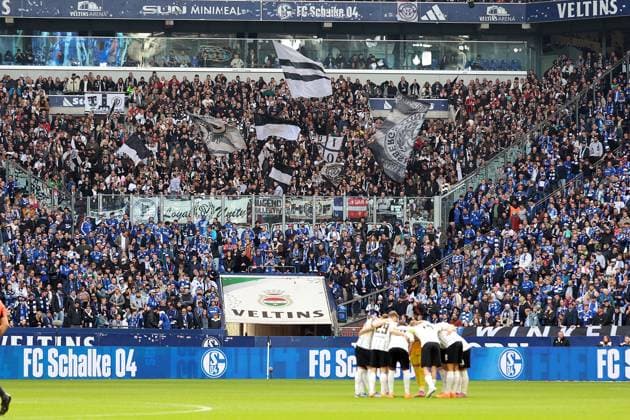 08.11.2025, xrekx, Fussball 2.Bundesliga, FC Schalke 04 - SV Elversberg v.l. Teamkreis Elversberg Fans ,Stimmung, Schals, Trikot, Fahne, Banner, Ultras, Zuschauer, Besucher, Choreo, Choreografie, atmosphere, spectators, Visitors (DFL DFB REGULATIONS PROHIBIT ANY USE OF PHOTOGRAPHS as IMAGE SEQUENCES and or QUASI-VIDEO) Gelsenkirchen