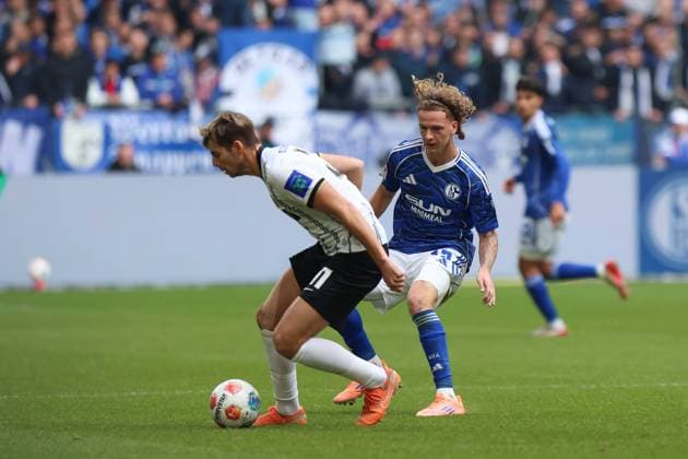Zweikampf zwischen Maximilian Rohr (SV Elversberg) und Mika Tom Wallentowitz (FC Schalke 04) GER, FC Schalke 04 gegen SV Elversberg, Fussball, 2.Liga, 12.Spieltag, Spielzeit 2025 2026, 08.11.2025 DFL REGULATIONS PROHIBIT ANY USE OF PHOTOGRAPHS AS IMAGE SEQUENCES AND OR QUASI-VIDEO GER, FC Schalke 04 gegen SV Elversberg, Fussball, 2.Liga, 12.Spieltag, Spielzeit 2025 2026, 08.11.2025 Gelsenkirchen Copyright: xEibner-Pressefoto FrankxZeisingx EP_FZG