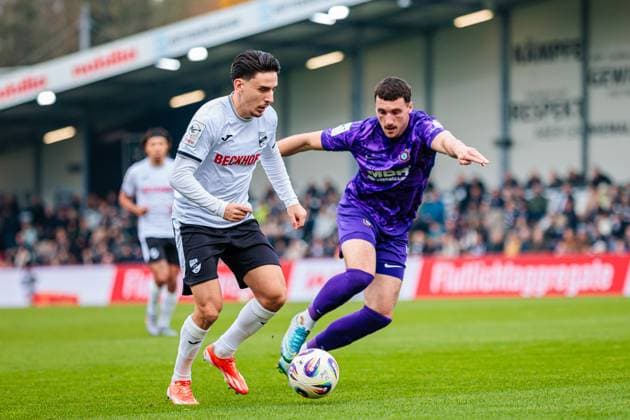 v.l. Timur Gayret (SC Verl, 30). Ricky Bornschein (FC Erzgebirge Aue, 09) im Zweikampf GER, SC Verl vs. FC Erzgebirge Aue, Fussball, 3. Liga, 14. Spieltag, Spielzeit 2025 2026, 08.11.2025 DFL Regulations prohibit any use of photographers as image sequences and or quasi-video. GER, SC Verl vs. FC Erzgebirge Aue, Fussball, 3. Liga, 14. Spieltag, Spielzeit 2025 2026, 08.11.2025 Verl Copyright: xEibner-Pressefoto JanxRollingerx EP_JSK