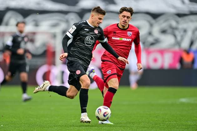 v.li.: Michael Kostka (Essen, 2) Dennis Kaygin (FC Ingolstadt, 10) im Zweikampf, Duell, duel, tackle, Dynamik, Action, Aktion, 08.11.2025, Ingolstadt (Deutschland), Fussball, 3. Liga, FC Ingolstadt 04 - Rot-Weiss Essen, DFB DFL REGULATIONS PROHIBIT ANY USE OF PHOTOGRAPHS AS IMAGE SEQUENCES AND OR QUASI-VIDEO.