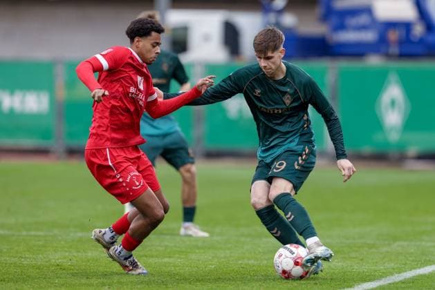 v.li.: Jordi Njoya (FSV Schöningen, 29) und Paul Levi Wagner (SV Werder Bremen II, 29) im Zweikampf, Duell, Dynamik, Aktion, Action, Spielszene, 08.11.2025, Bremen (Deutschland), Fussball, Regionalliga Nord, SV Werder Bremen II - FSV Schöningen