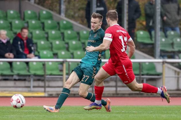 v.li.: Jannes Warnken (SV Werder Bremen II, 28) und Max Klump (FSV Schöningen, 13) im Zweikampf, Duell, Dynamik, Aktion, Action, Spielszene, 08.11.2025, Bremen (Deutschland), Fussball, Regionalliga Nord, SV Werder Bremen II - FSV Schöningen