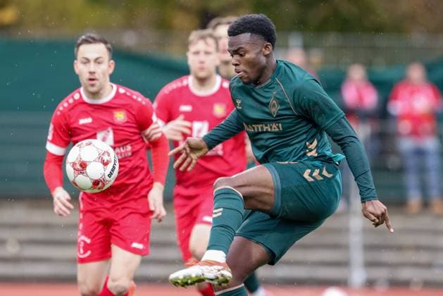 Princewell Mbock (SV Werder Bremen II, 18) am Ball, Einzelbild, Ganzkörper, Aktion, Action, Spielszene, 08.11.2025, Bremen (Deutschland), Fussball, Regionalliga Nord, SV Werder Bremen II - FSV Schöningen