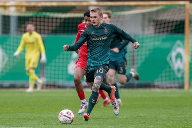Isak Hansen-Aaroen (Aaröen, SV Werder Bremen II, 48) am Ball, Einzelbild, Ganzkörper, Aktion, Action, Spielszene, 08.11.2025, Bremen (Deutschland), Fussball, Regionalliga Nord, SV Werder Bremen II - FSV Schöningen