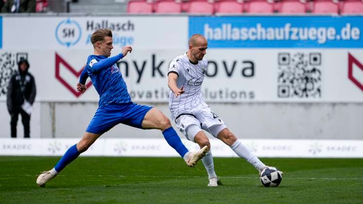 v.li.: Tino Bradara (SGV, 2), Phil Halbauer (SVS, 20), Zweikampf, Spielszene, Duell, duel, tackle, tackling, Dynamik, Action, Aktion, 08.11.2025, Sandhausen (Deutschland), Fussball, Regionalliga Südwest, SV Sandhausen - SGV Freiberg