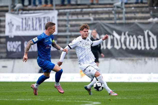 v.li.: Marco Kehl-Gomez (SGV, 10), Jahn Herrmann (SVS, 10), Zweikampf, Spielszene, Duell, duel, tackle, tackling, Dynamik, Action, Aktion, 08.11.2025, Sandhausen (Deutschland), Fussball, Regionalliga Südwest, SV Sandhausen - SGV Freiberg