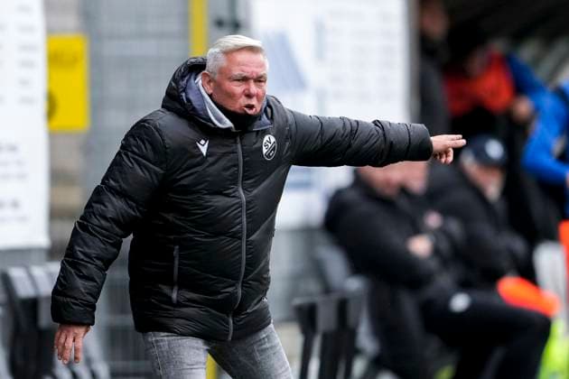 Olaf Janßen (Janssen, Trainer, Cheftrainer, SVS), gibt Anweisungen, gestikuliert, mit den Armen gestikulieren, Einzelbild, Einzelfoto, Aktion, Action, 08.11.2025, Sandhausen (Deutschland), Fussball, Regionalliga Südwest, SV Sandhausen - SGV Freiberg