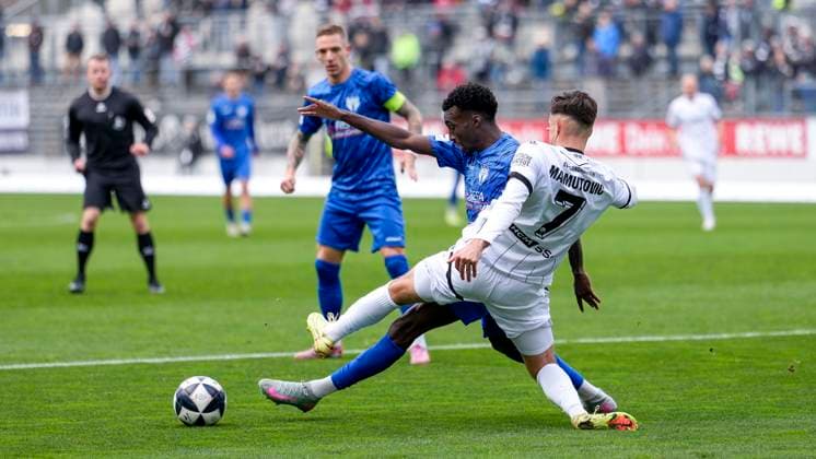 v.li.: Abou Dramane Ballo (SGV, 27), David Mamutovic (SVS, 7), Zweikampf, Spielszene, Duell, duel, tackle, tackling, Dynamik, Action, Aktion, 08.11.2025, Sandhausen (Deutschland), Fussball, Regionalliga Südwest, SV Sandhausen - SGV Freiberg