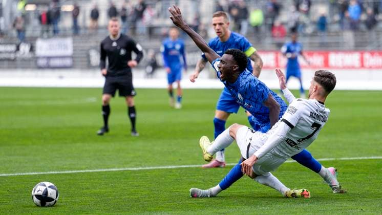 v.li.: Abou Dramane Ballo (SGV, 27), David Mamutovic (SVS, 7), Zweikampf, Spielszene, Duell, duel, tackle, tackling, Dynamik, Action, Aktion, 08.11.2025, Sandhausen (Deutschland), Fussball, Regionalliga Südwest, SV Sandhausen - SGV Freiberg