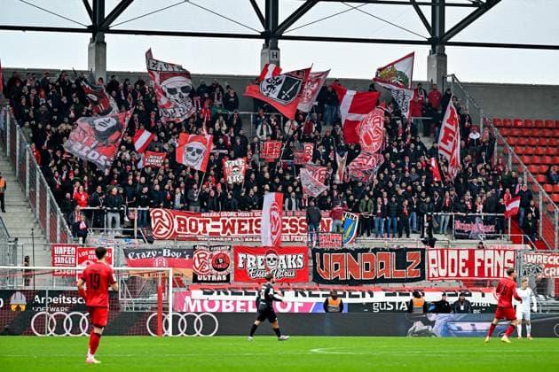 Fans von Rot-Weiss Essen schwenken Fahnen und machen Stimmung, Fans, Publikum, Zuschauer, Stimmung, Atmosphaere, Stadion, 08.11.2025, Ingolstadt (Deutschland), Fussball, 3. Liga, FC Ingolstadt 04 - Rot-Weiss Essen, DFB DFL REGULATIONS PROHIBIT ANY USE OF PHOTOGRAPHS AS IMAGE SEQUENCES AND OR QUASI-VIDEO.