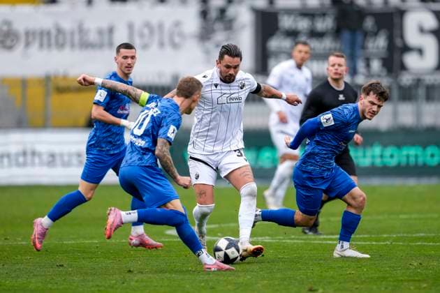 v.li.: Marco Kehl-Gomez (SGV, 10), Pascal Testroet (SVS, 37), Lukas Laupheimer (SGV, 6), Zweikampf, Spielszene, Duell, duel, tackle, tackling, Dynamik, Action, Aktion, 08.11.2025, Sandhausen (Deutschland), Fussball, Regionalliga Südwest, SV Sandhausen - SGV Freiberg