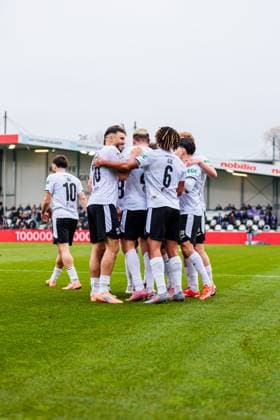 Die Mannschaft von SC Verl jubelt nach Tor zum 1:0 durch Alessio Besio (SC Verl, 23) GER, SC Verl vs. FC Erzgebirge Aue, Fussball, 3. Liga, 14. Spieltag, Spielzeit 2025 2026, 08.11.2025 DFL Regulations prohibit any use of photographers as image sequences and or quasi-video. GER, SC Verl vs. FC Erzgebirge Aue, Fussball, 3. Liga, 14. Spieltag, Spielzeit 2025 2026, 08.11.2025 Verl Copyright: xEibner-Pressefoto JanxRollingerx EP_JSK