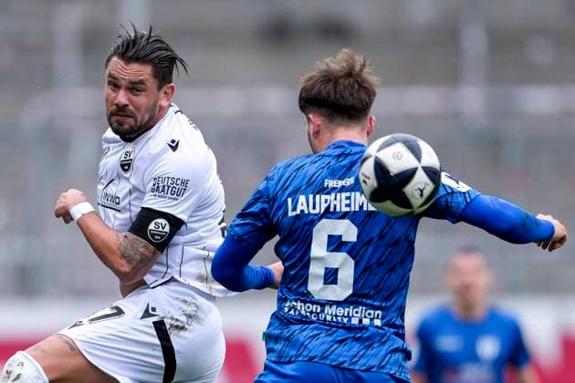v.li.: Pascal Testroet (SVS, 37), Lukas Laupheimer (SGV, 6), beim Kopfball, Kopfballduell, Spielszene, Zweikampf in der Luft, Aktion, Action, 08.11.2025, Sandhausen (Deutschland), Fussball, Regionalliga Südwest, SV Sandhausen - SGV Freiberg
