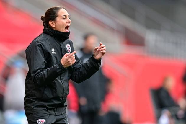 Trainerin Sabrina Wittmann (FC Ingolstadt) gibt Anweisungen, gestikuliert, mit den Armen gestikulieren, gives instructions, gesticulate, Einzelbild, Aktion, Action, 08.11.2025, Ingolstadt (Deutschland), Fussball, 3. Liga, FC Ingolstadt 04 - Rot-Weiss Essen, DFB DFL REGULATIONS PROHIBIT ANY USE OF PHOTOGRAPHS AS IMAGE SEQUENCES AND OR QUASI-VIDEO.