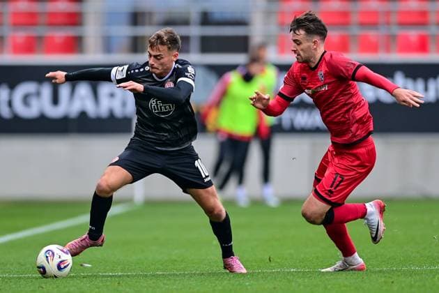 v.li.: Marvin Obuz (Essen, 10) Max Besuschkow (FC Ingolstadt, 17) im Zweikampf, Duell, duel, tackle, Dynamik, Action, Aktion, 08.11.2025, Ingolstadt (Deutschland), Fussball, 3. Liga, FC Ingolstadt 04 - Rot-Weiss Essen, DFB DFL REGULATIONS PROHIBIT ANY USE OF PHOTOGRAPHS AS IMAGE SEQUENCES AND OR QUASI-VIDEO.