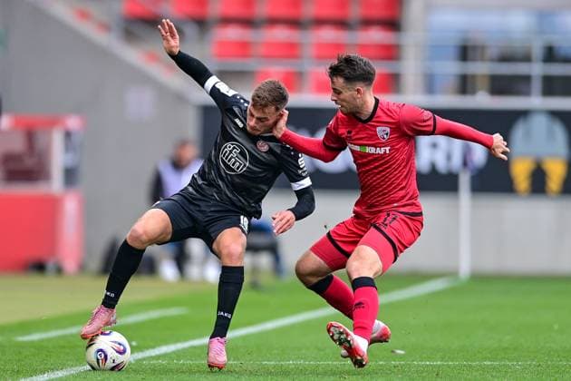 v.li.: Marvin Obuz (Essen, 10) Max Besuschkow (FC Ingolstadt, 17) im Zweikampf, Duell, duel, tackle, Dynamik, Action, Aktion, 08.11.2025, Ingolstadt (Deutschland), Fussball, 3. Liga, FC Ingolstadt 04 - Rot-Weiss Essen, DFB DFL REGULATIONS PROHIBIT ANY USE OF PHOTOGRAPHS AS IMAGE SEQUENCES AND OR QUASI-VIDEO.