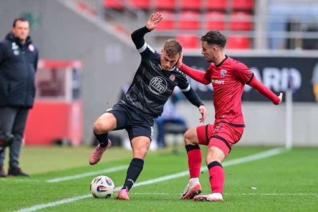 v.li.: Marvin Obuz (Essen, 10) Max Besuschkow (FC Ingolstadt, 17) im Zweikampf, Duell, duel, tackle, Dynamik, Action, Aktion, 08.11.2025, Ingolstadt (Deutschland), Fussball, 3. Liga, FC Ingolstadt 04 - Rot-Weiss Essen, DFB DFL REGULATIONS PROHIBIT ANY USE OF PHOTOGRAPHS AS IMAGE SEQUENCES AND OR QUASI-VIDEO.