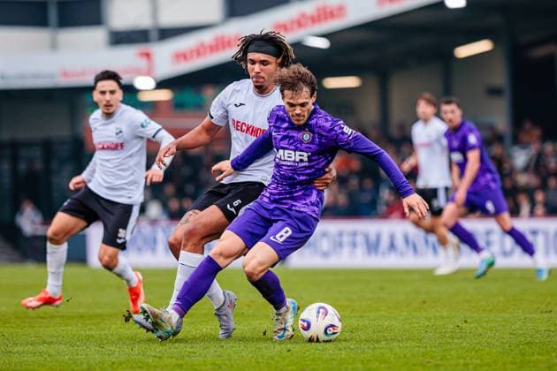 v.l. Joshua Eze (SC Verl, 06), Ricky Bornschein (FC Erzgebirge Aue, 09) im Zweikampf GER, SC Verl vs. FC Erzgebirge Aue, Fussball, 3. Liga, 14. Spieltag, Spielzeit 2025 2026, 08.11.2025 DFL Regulations prohibit any use of photographers as image sequences and or quasi-video. GER, SC Verl vs. FC Erzgebirge Aue, Fussball, 3. Liga, 14. Spieltag, Spielzeit 2025 2026, 08.11.2025 Verl Copyright: xEibner-Pressefoto JanxRollingerx EP_JSK
