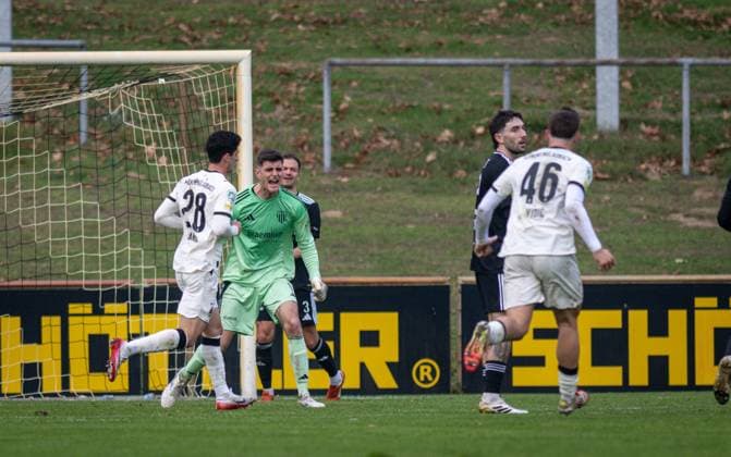 Fussball, Saison 2025 2026, Regionalliga West, 08.11.2025, 15. Spieltag, Herren, 1.FC Bocholt (schwarz) vs. Borussia Moenchengladbach U23 (weiss) v.l.: Grant-Leon Ranos (Borussia Moenchengladbach U23), Lucas Fox (Torwart 1.FC Bocholt), Julian Riedel (1.FC Bocholt), Marlon Frey (1.FC Bocholt), Nico Vidic (Borussia Moenchengladbach U23), Bocholt Stadion am Huenting Nordrhein-Westfalen Deutschland