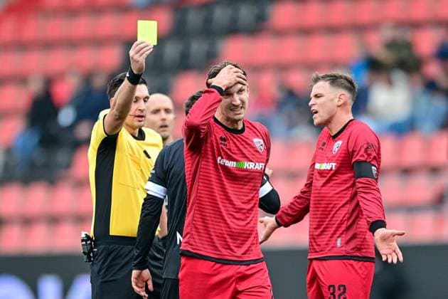 Justin Hasmann (Schiedsrichter) zeigt Julian Kuegel (FC Ingolstadt, 29) (vorn lionks), die Gelbe Karte, Verwarnung, yellow card, 08.11.2025, Ingolstadt (Deutschland), Fussball, 3. Liga, FC Ingolstadt 04 - Rot-Weiss Essen, DFB DFL REGULATIONS PROHIBIT ANY USE OF PHOTOGRAPHS AS IMAGE SEQUENCES AND OR QUASI-VIDEO.