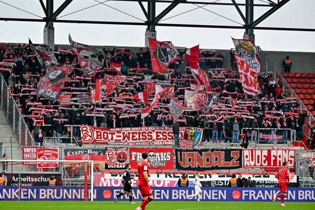 Fans von Rot-Weiss Essen zeigen ihre Schals und machen Stimmung, Fans, Publikum, Zuschauer, Stimmung, Atmosphaere, Stadion, 08.11.2025, Ingolstadt (Deutschland), Fussball, 3. Liga, FC Ingolstadt 04 - Rot-Weiss Essen, DFB DFL REGULATIONS PROHIBIT ANY USE OF PHOTOGRAPHS AS IMAGE SEQUENCES AND OR QUASI-VIDEO.