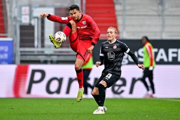 v.li.: Fredrik Carlsen (FC Ingolstadt, 8) am Ball, Tom Ludovic Jean-Baptiste Moustier (Essen, 28), Zweikampf, Duell, duel, tackle, Dynamik, Action, Aktion, 08.11.2025, Ingolstadt (Deutschland), Fussball, 3. Liga, FC Ingolstadt 04 - Rot-Weiss Essen, DFB DFL REGULATIONS PROHIBIT ANY USE OF PHOTOGRAPHS AS IMAGE SEQUENCES AND OR QUASI-VIDEO.