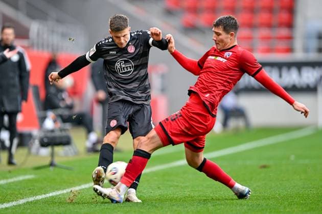 v.li.: Michael Kostka (Essen, 2) Jonas Scholz (FC Ingolstadt, 15) im Zweikampf, Duell, duel, tackle, Dynamik, Action, Aktion, 08.11.2025, Ingolstadt (Deutschland), Fussball, 3. Liga, FC Ingolstadt 04 - Rot-Weiss Essen, DFB DFL REGULATIONS PROHIBIT ANY USE OF PHOTOGRAPHS AS IMAGE SEQUENCES AND OR QUASI-VIDEO.