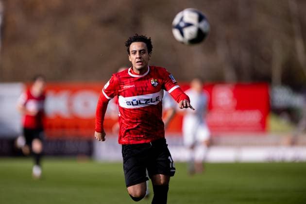 Amnay Moutassime, (TSG Balingen, 18) den Ball im Blick, kurz vor seinem Platzverweis, TSG Balingen vs. TSV Schott Mainz, Fussball, Regionalliga Suedwest, 16. Spieltag, Saison 2025 2026, 08.11.2025, Eibner-Pressefoto Andreas Ulmer TSG Balingen vs. TSV Schott Mainz, Fussball, Regionalliga Suedwest, 16. Spieltag, Saison 2025 2026, 08.11.2025, Balingen Copyright: xEibner-Pressefoto AndreasxUlmerx EP_AUR