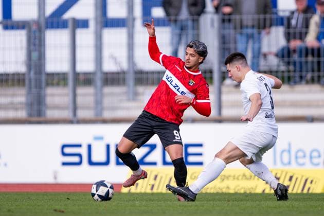 Zeki Goerkem Koca, (TSG Balingen, 09), links gegen Maurizio Angelos Robotta (TSV Schott Mainz, 03), TSG Balingen vs. TSV Schott Mainz, Fussball, Regionalliga Suedwest, 16. Spieltag, Saison 2025 2026, 08.11.2025, Eibner-Pressefoto Andreas Ulmer TSG Balingen vs. TSV Schott Mainz, Fussball, Regionalliga Suedwest, 16. Spieltag, Saison 2025 2026, 08.11.2025, Balingen Copyright: xEibner-Pressefoto AndreasxUlmerx EP_AUR