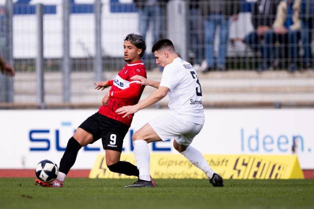 Zeki Goerkem Koca, (TSG Balingen, 09), links gegen Maurizio Angelos Robotta (TSV Schott Mainz, 03), TSG Balingen vs. TSV Schott Mainz, Fussball, Regionalliga Suedwest, 16. Spieltag, Saison 2025 2026, 08.11.2025, Eibner-Pressefoto Andreas Ulmer TSG Balingen vs. TSV Schott Mainz, Fussball, Regionalliga Suedwest, 16. Spieltag, Saison 2025 2026, 08.11.2025, Balingen Copyright: xEibner-Pressefoto AndreasxUlmerx EP_AUR