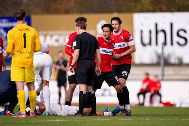 rote Karte, Platzverweis fuer Amnay Moutassime, (TSG Balingen, 18), voellig unverstaendlich, TSG Balingen vs. TSV Schott Mainz, Fussball, Regionalliga Suedwest, 16. Spieltag, Saison 2025 2026, 08.11.2025, Eibner-Pressefoto Andreas Ulmer TSG Balingen vs. TSV Schott Mainz, Fussball, Regionalliga Suedwest, 16. Spieltag, Saison 2025 2026, 08.11.2025, Balingen Copyright: xEibner-Pressefoto AndreasxUlmerx EP_AUR