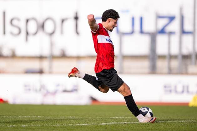 Halim Eroglu, (TSG Balingen, 34) den Ball im Blick, auf dem Weg zum Tor zum 1:0 fuer Balingen, TSG Balingen vs. TSV Schott Mainz, Fussball, Regionalliga Suedwest, 16. Spieltag, Saison 2025 2026, 08.11.2025, Eibner-Pressefoto Andreas Ulmer TSG Balingen vs. TSV Schott Mainz, Fussball, Regionalliga Suedwest, 16. Spieltag, Saison 2025 2026, 08.11.2025, Balingen Copyright: xEibner-Pressefoto AndreasxUlmerx EP_AUR
