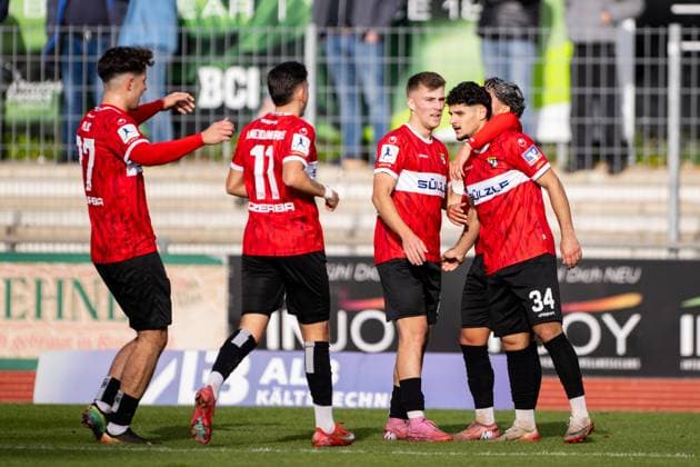 Halim Eroglu, (TSG Balingen, 34) zum Tor zum 1:0 fuer Balingen, Freude Emotion TSG Balingen vs. TSV Schott Mainz, Fussball, Regionalliga Suedwest, 16. Spieltag, Saison 2025 2026, 08.11.2025, Eibner-Pressefoto Andreas Ulmer TSG Balingen vs. TSV Schott Mainz, Fussball, Regionalliga Suedwest, 16. Spieltag, Saison 2025 2026, 08.11.2025, Balingen Copyright: xEibner-Pressefoto AndreasxUlmerx EP_AUR