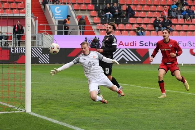 Julian Kuegel (FC Ingolstadt 04, Nr.29) verpasst nur knapp. Torwart Jakob Golz (Rot-Weiss Essen, Nr.1) waere chancenlos gewesen beim Spiel FC Ingolstadt 04 gegen Rot-Weiss Essen Fußball am 08.11.2025, DFB regulations prohibit any use of photographs as image sequences and or quasi-video. GER, Fussball, 3. Liga, Spieltag 14, 1.FC Ingolstadt gegen Rot-Weiss Essen, Fußball, 08.11.2025, Audi Sportpark Ingolstadt Copyright: xEibner-Pressefoto OliverxSTRISCHx EP-OSH