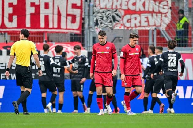 v.li.: Max Besuschkow (FC Ingolstadt, 17) und Dennis Kaygin (FC Ingolstadt, 10) nach dem Gegentor zum 0:1 enttaeuscht schauend, Enttaeuschung, Frustration, disappointed, pessimistisch, im Hintergrund bejubeln die Essener Spieler das Tor, 08.11.2025, Ingolstadt (Deutschland), Fussball, 3. Liga, FC Ingolstadt 04 - Rot-Weiss Essen, DFB DFL REGULATIONS PROHIBIT ANY USE OF PHOTOGRAPHS AS IMAGE SEQUENCES AND OR QUASI-VIDEO.
