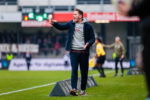 Tobias Strobl (SC Verl, Cheftrainer) gestikuliert GER, SC Verl vs. FC Erzgebirge Aue, Fussball, 3. Liga, 14. Spieltag, Spielzeit 2025 2026, 08.11.2025 DFL Regulations prohibit any use of photographers as image sequences and or quasi-video. GER, SC Verl vs. FC Erzgebirge Aue, Fussball, 3. Liga, 14. Spieltag, Spielzeit 2025 2026, 08.11.2025 Verl Copyright: xEibner-Pressefoto JanxRollingerx EP_JSK