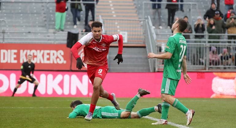 08.11.2025, xfsx, Herren, Fussball, Saison 2025 2026, Regionalliga Bayern, 17. Spieltag: FC Wuerzburger Kickers - SpVgg Ansbach 09 v.li.: Jermain Nischalke (FC Wuerzburger Kickers) mit Torjubel, celebrate the goal, goal celebration, Jubel ueber das Tor zum 2:1, Ben Mueller (SpVgg Ansbach 09), Mirko Puscher (SpVgg Ansbach 09) Wuerzburg AKON ARENA Bayern Deutschland