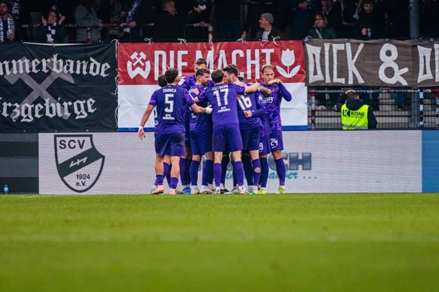Die Mannschaft von FC Erzgebirge Aue jubelt nach Tor zum 1:1 durch Jonas Arweiler (SC Verl, 09) durch Eigentor GER, SC Verl vs. FC Erzgebirge Aue, Fussball, 3. Liga, 14. Spieltag, Spielzeit 2025 2026, 08.11.2025 DFL Regulations prohibit any use of photographers as image sequences and or quasi-video. GER, SC Verl vs. FC Erzgebirge Aue, Fussball, 3. Liga, 14. Spieltag, Spielzeit 2025 2026, 08.11.2025 Verl Copyright: xEibner-Pressefoto JanxRollingerx EP_JSK