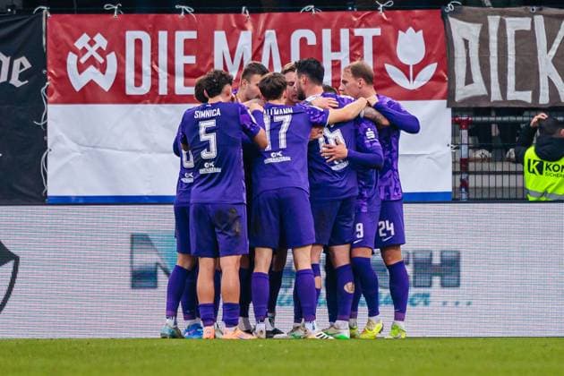 Die Mannschaft von FC Erzgebirge Aue jubelt nach Tor zum 1:1 durch Jonas Arweiler (SC Verl, 09) durch Eigentor GER, SC Verl vs. FC Erzgebirge Aue, Fussball, 3. Liga, 14. Spieltag, Spielzeit 2025 2026, 08.11.2025 DFL Regulations prohibit any use of photographers as image sequences and or quasi-video. GER, SC Verl vs. FC Erzgebirge Aue, Fussball, 3. Liga, 14. Spieltag, Spielzeit 2025 2026, 08.11.2025 Verl Copyright: xEibner-Pressefoto JanxRollingerx EP_JSK
