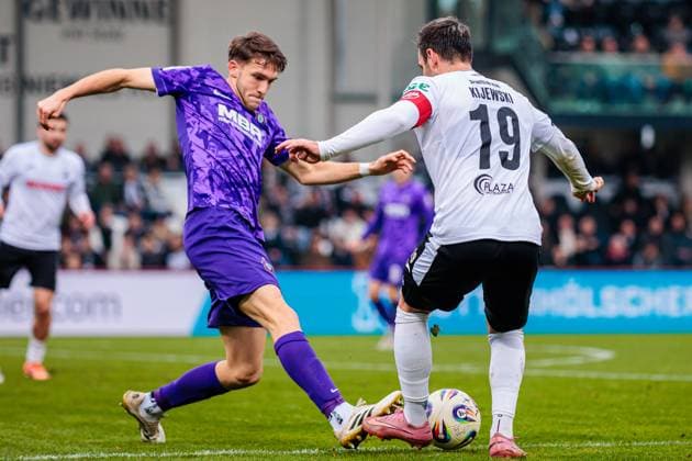 v.l. Pascal Fallmann (FC Erzgebirge Aue, 17), Niko Kijewski (SC Verl, 19) im Zweikampf GER, SC Verl vs. FC Erzgebirge Aue, Fussball, 3. Liga, 14. Spieltag, Spielzeit 2025 2026, 08.11.2025 DFL Regulations prohibit any use of photographers as image sequences and or quasi-video. GER, SC Verl vs. FC Erzgebirge Aue, Fussball, 3. Liga, 14. Spieltag, Spielzeit 2025 2026, 08.11.2025 Verl Copyright: xEibner-Pressefoto JanxRollingerx EP_JSK