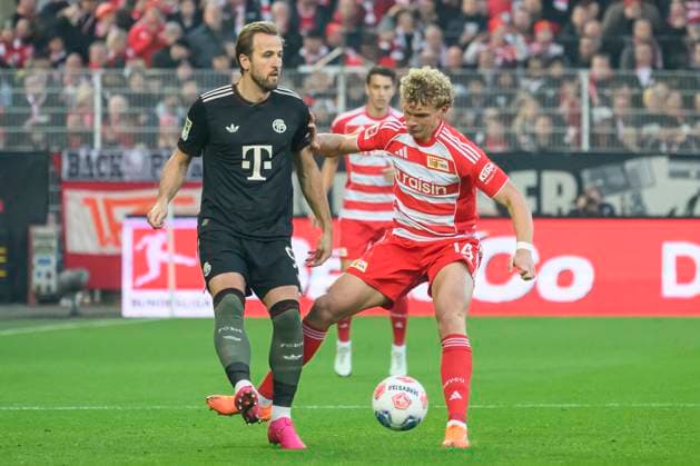 f.l.t.r.: Harry Kane (FC Bayern Muenchen, 09), Leopold Querfeld (1.FC Union), Zweikampf, Action, Kampf, kaempft um den Ball, Action, duels, fighting for the ball, in the 1. Bundesliga match, 1. FC Union Berlin vs. FC Bayern Munich, Bundesliga, soccer, DFB, 2025 2026 season, at the Alte Foersterei stadium, im Spiel der ersten Bundesligaspiel, 1. FC Union Berlin gegen FC Bayern München, Bundesliga, Fußball, DFB, Saison 2025 2026, im Stadion Alte Försterei, DFB DFL REGULATIONS PROHIBIT ANY USE OF PHOTOGRAPHS AS IMAGE SEQUENCES AND OR QUASI-VIDEO, 08.11.25, Copyright: HMBxMedia UwexKoch