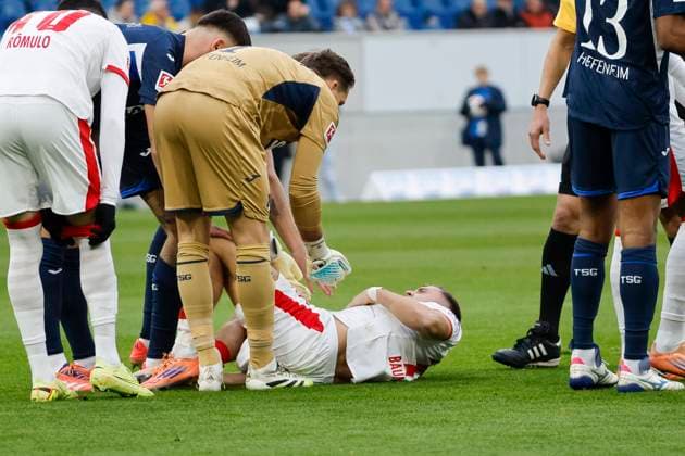 Christoph Baumgartner (RB Leipzig, 14) verletzt am Boden , Deutschland, Fussball, 1. Bundesliga, 10.Spieltag, 2025 2026, TSG Hoffenheim vs. RB Leipzig, 08.11.2025, PreZero Arena, Sinsheim, Deutschland Sinsheim PreZero Arena Baden-Württemberg Deutschland Copyright: xGrantxHubbsx