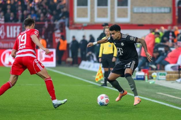 Luis Diaz (FC Bayern Muenchen, 14) mit Janik Haberer (1. FC Union Berlin, 19), GER, 1. FC Union Berlin vs. FC Bayern Muenchen, Fussball, Bundesliga, 10. Spieltag, Saison 2025 2026, 08.11.2025, DFL DFB REGULATIONS PROHIBIT ANY USE OF PHOTOGRAPHS as IMAGE SEQUENCES and or QUASI-VIDEO, GER, 1. FC Union Berlin vs. FC Bayern Muenchen, Fussball, Bundesliga, 10. Spieltag, Saison 2025 2026, 08.11.2025 Berlin Copyright: xEibner-Pressefoto JennixMaulx EP_JML