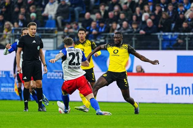 Nicolai Remberg (Hamburger SV, 21), Serhou Guiassy (Borussia Dortmund, 09) GER, Hamburger SV vs. Borussia Dortmund, Fussball, 1. Bundesliga, Spieltag 10, Saison 2025 2026, 08.11.2025 DFL REGULATIONS PROHIBIT ANY USE OF PHOTOGRAPHS AS IMAGE SEQUENCES AND OR QUASI-VIDEO GER, Hamburger SV vs. Borussia Dortmund, Fussball, 1. Bundesliga, Spieltag 10, Saison 2025 2026, 08.11.2025 Hamburg Copyright: xEibner-Pressefoto MarcelxvonxFehrnx EP_MFN