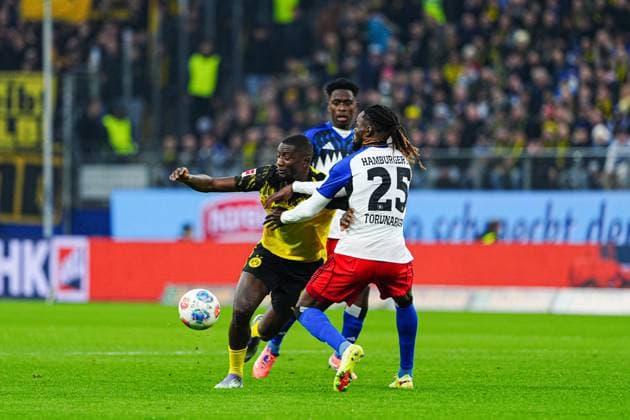 Serhou Guiassy (Borussia Dortmund, 09), Jordan Torunarigha (Hamburgr SV, 25) GER, Hamburger SV vs. Borussia Dortmund, Fussball, 1. Bundesliga, Spieltag 10, Saison 2025 2026, 08.11.2025 DFL REGULATIONS PROHIBIT ANY USE OF PHOTOGRAPHS AS IMAGE SEQUENCES AND OR QUASI-VIDEO GER, Hamburger SV vs. Borussia Dortmund, Fussball, 1. Bundesliga, Spieltag 10, Saison 2025 2026, 08.11.2025 Hamburg Copyright: xEibner-Pressefoto MarcelxvonxFehrnx EP_MFN