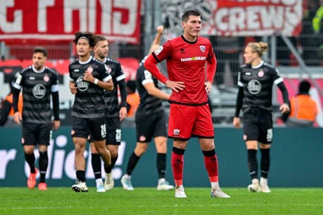 Jonas Scholz (FC Ingolstadt, 15) nach dem Gegentor zum 0:2 enttaeuscht schauend, Enttaeuschung, Frustration, disappointed, pessimistisch , im Hintergrund bejubeln die Essener Spieler das Tor, 08.11.2025, Ingolstadt (Deutschland), Fussball, 3. Liga, FC Ingolstadt 04 - Rot-Weiss Essen, DFB DFL REGULATIONS PROHIBIT ANY USE OF PHOTOGRAPHS AS IMAGE SEQUENCES AND OR QUASI-VIDEO.